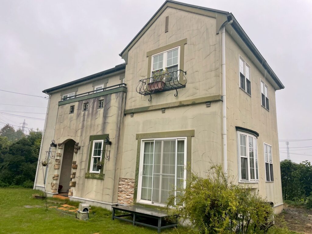 施工前の外観は経年劣化で汚れが付着するようになり、全体に雨だれができてしまっています。