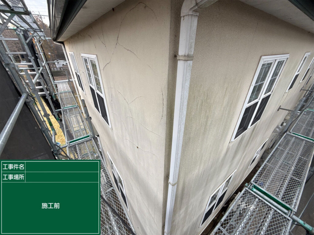 雨樋は汚れが付着しています。外壁も苔や黒ずみが染みついて汚れています。