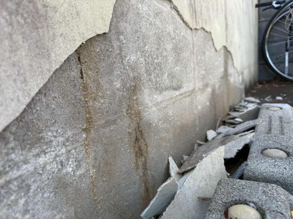 外塀の一部では塗装そのものが剥がれて、写真のように崩れた箇所がありました。