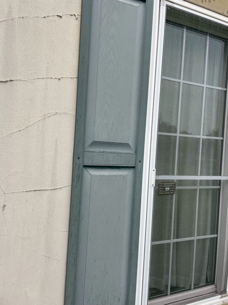 施工前の窓枠は付帯部全体でも劣化が進み、塗装が剥がれている箇所も見受けられました。