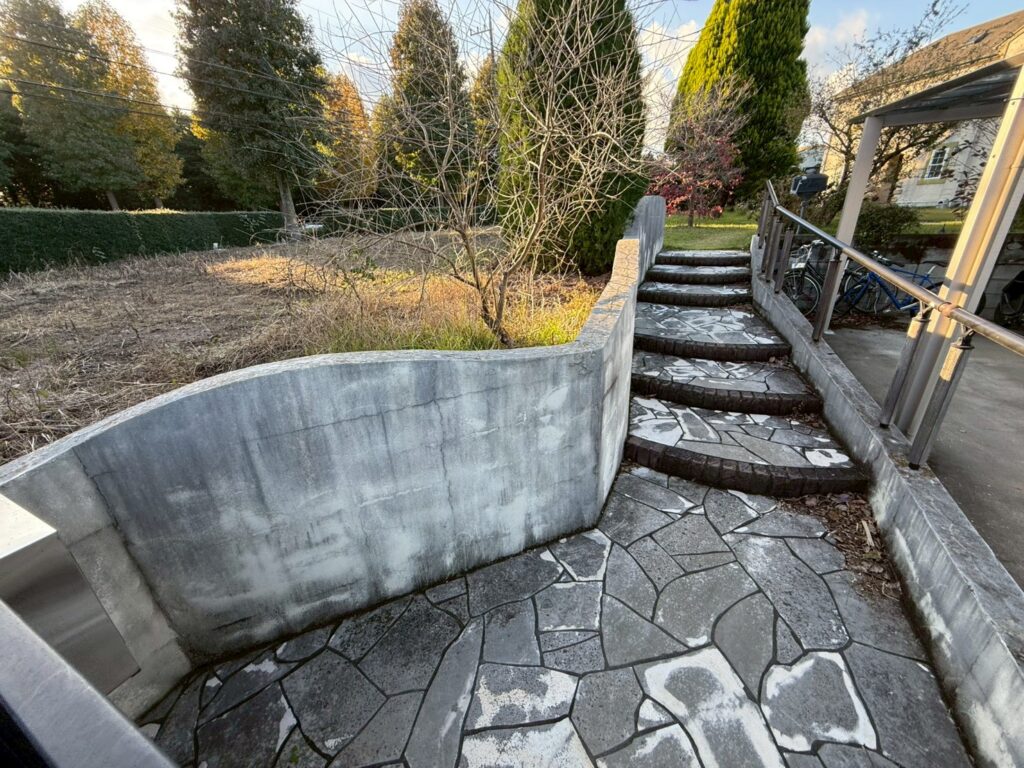 駐車場の横にある外塀です。風雨や紫外線による外壁の劣化で汚れが付着していました。