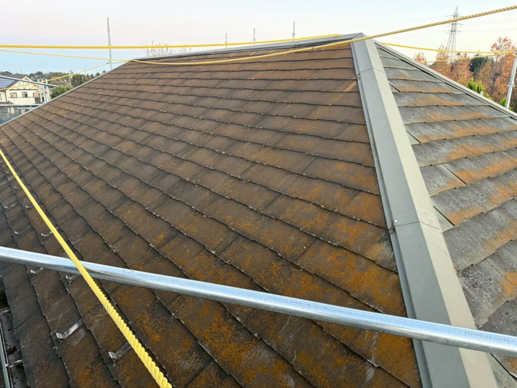 施工前の屋根の状態です。遠目からでも塗装が剥げて劣化しているのが分かります。