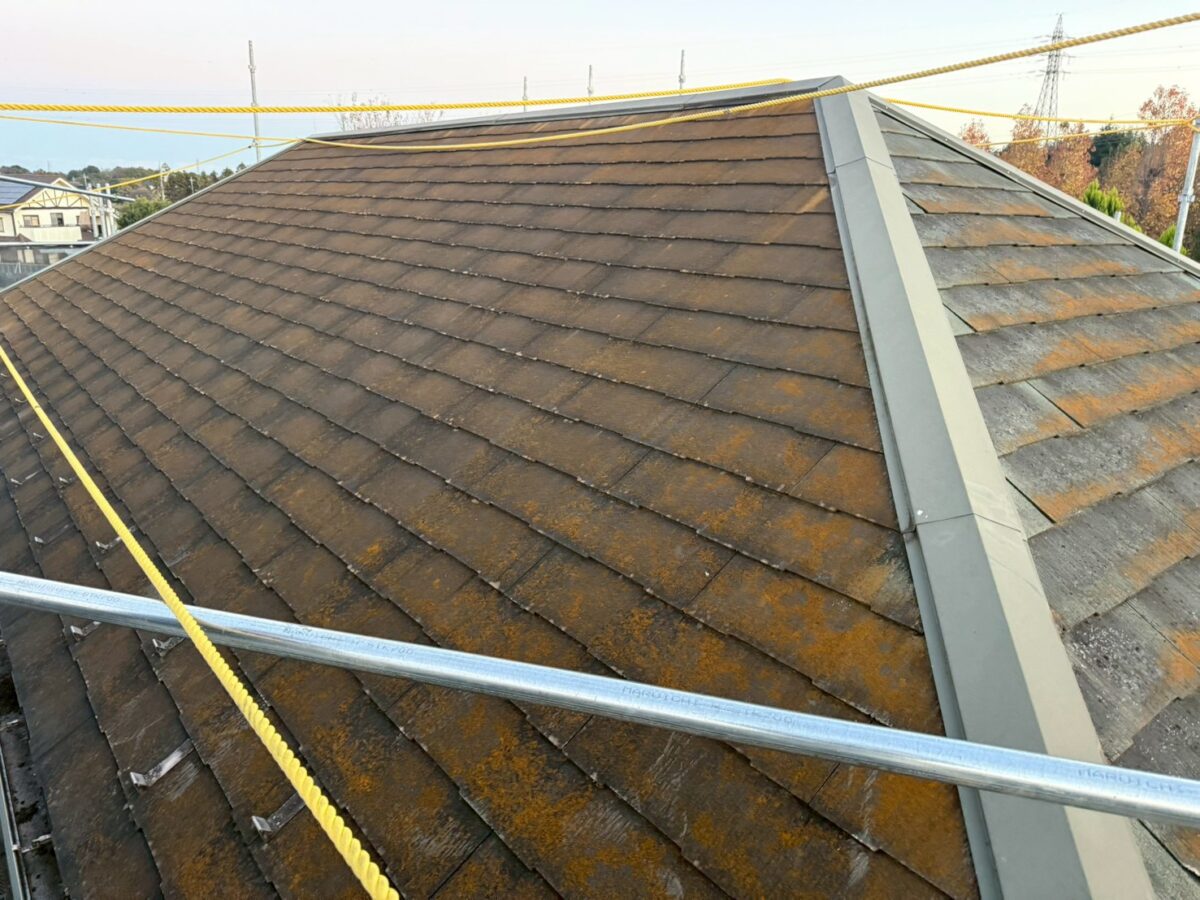 屋根カバーで遮熱性と防音性を備えた高耐久の屋根に