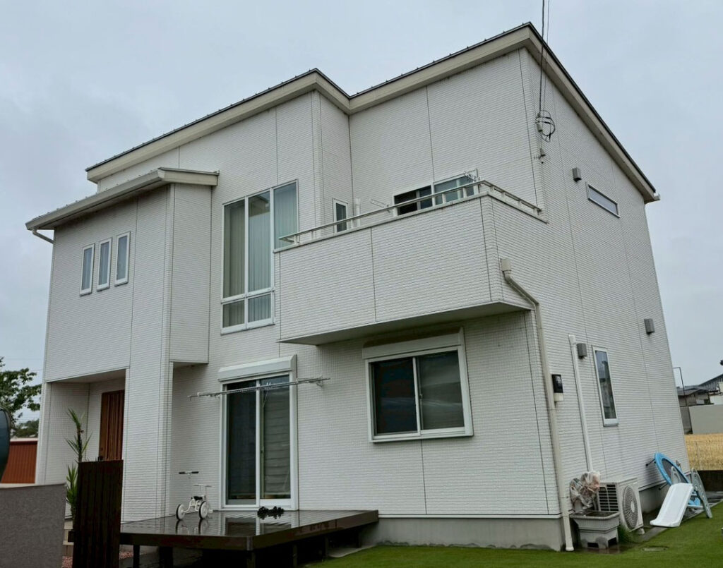 施工前の外観は塗膜の劣化で汚れが付着するようになり、全体的に黒ずみが目立ちました。