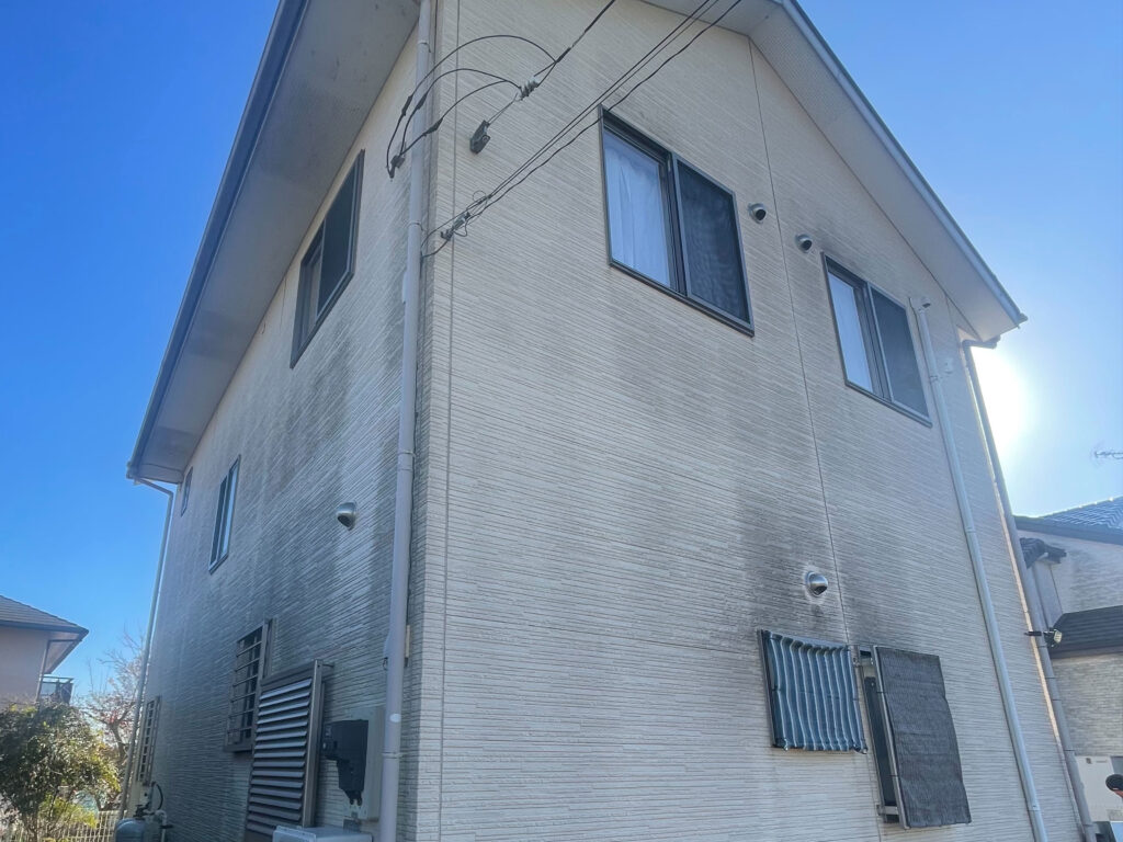 経年劣化で塗膜が剥がれてしまうと、このように黒ずみや汚れが発生しやすくなります。