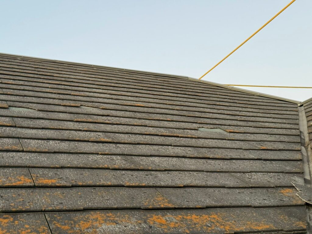 屋根の至る所でスレートが欠けてしまっています。劣化がかなり進行している状態です。