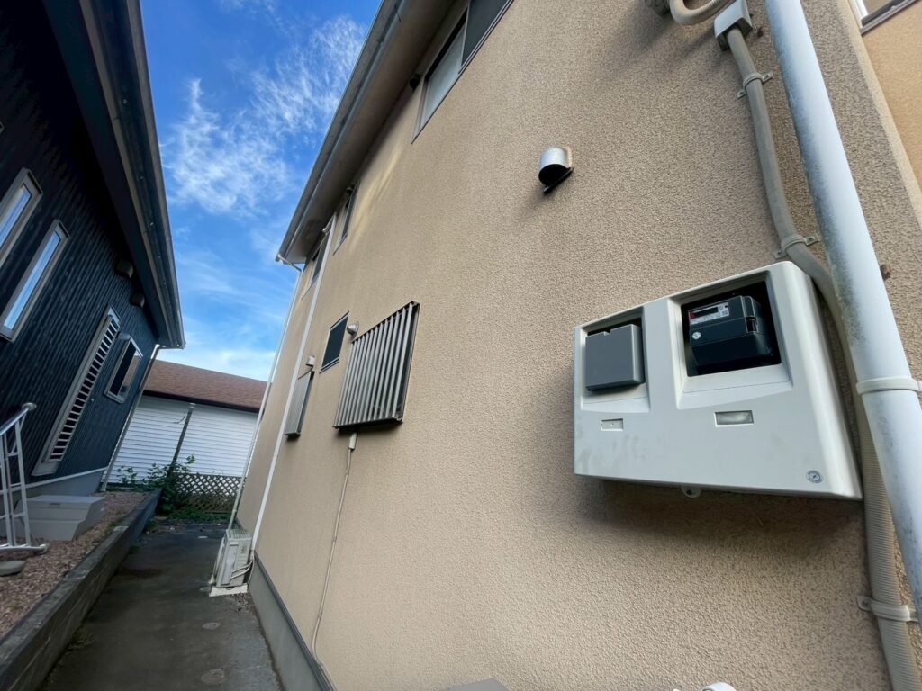 目地にあるコーキングも経年劣化で傷んでしまい、雨水が浸入する恐れがあります。