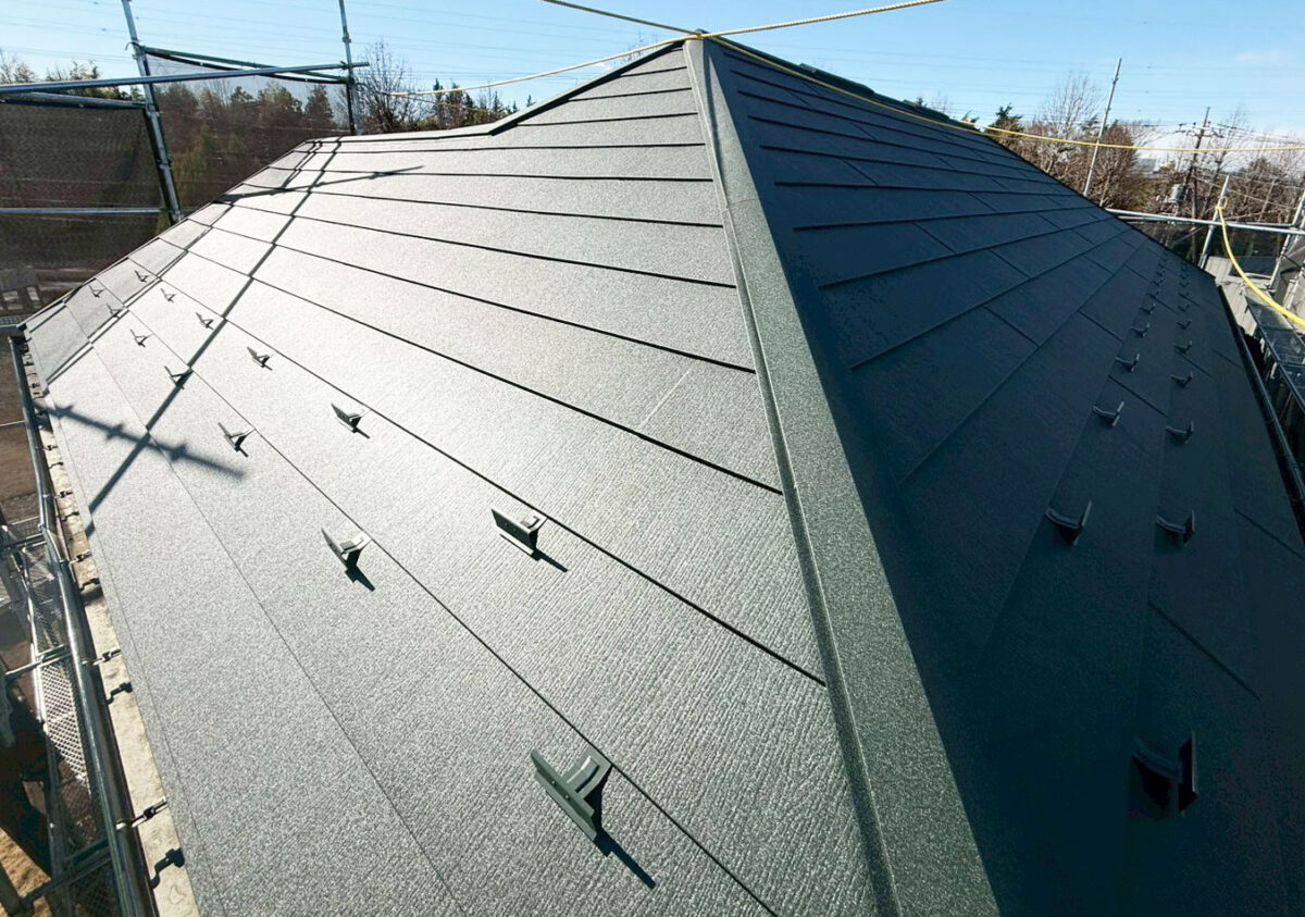 【つくば市】屋根カバー工事｜劣化して割れた屋根が新品のように美しく