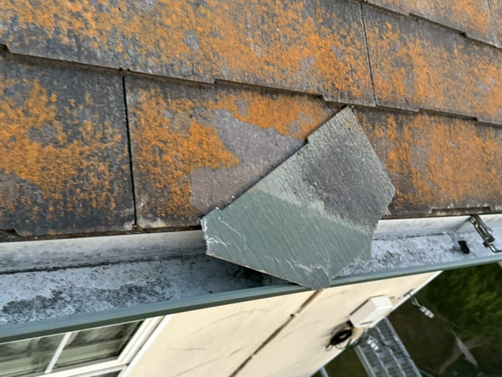 屋根材の一部が剥がれ落ちるほど劣化が進んでおり、放置をすると躯体が傷んでしまいます。
