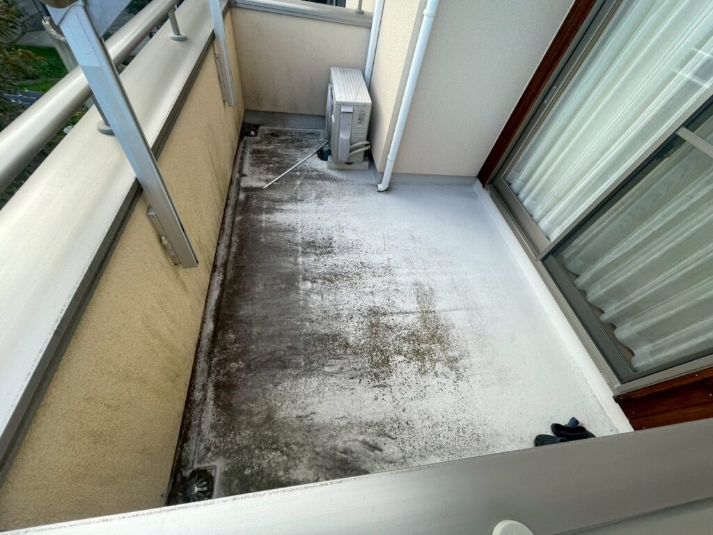 ベランダは紫外線や雨風の影響により、表面の色褪せが見られる状態でした。