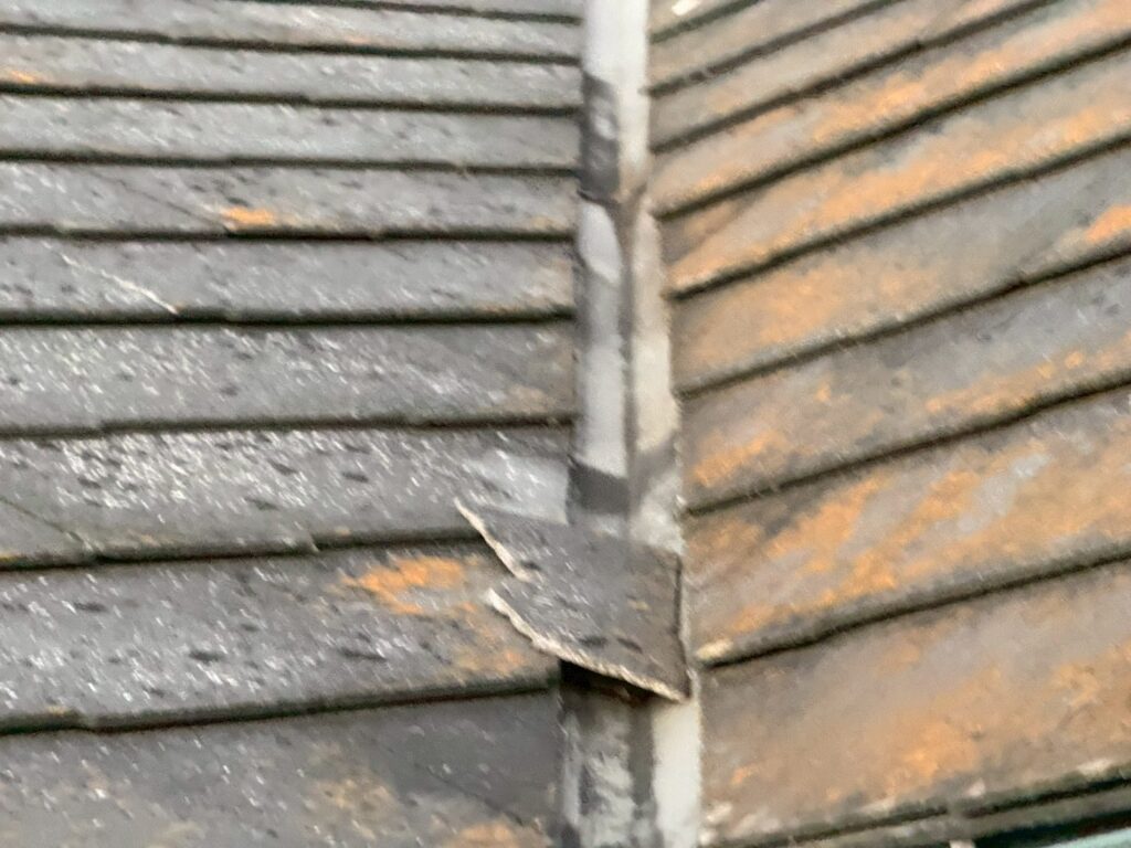 スレートが破損するほど劣化が進むと屋根材の下に雨水が浸入し、雨漏りの危険もあります。