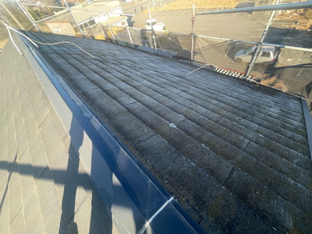 劣化した個所から直接屋根にダメージが入り、一部の箇所ではひび割れが発生していました。