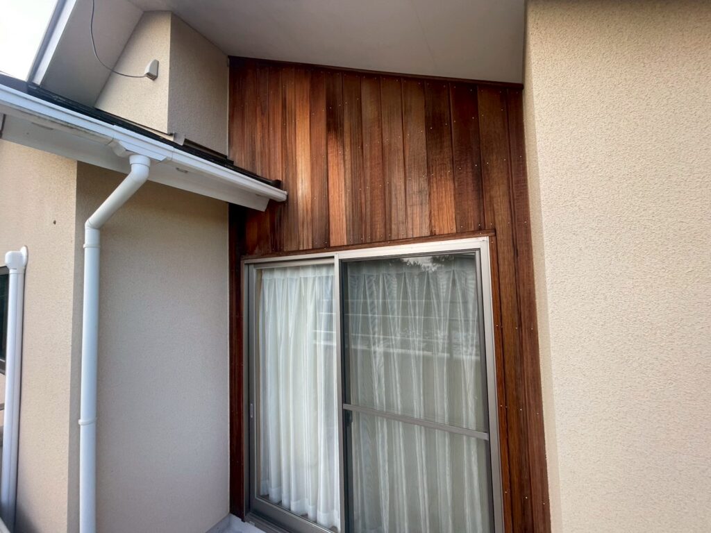 外壁の木目部分は、木部特有の経年による色褪せが見られる状態でした。