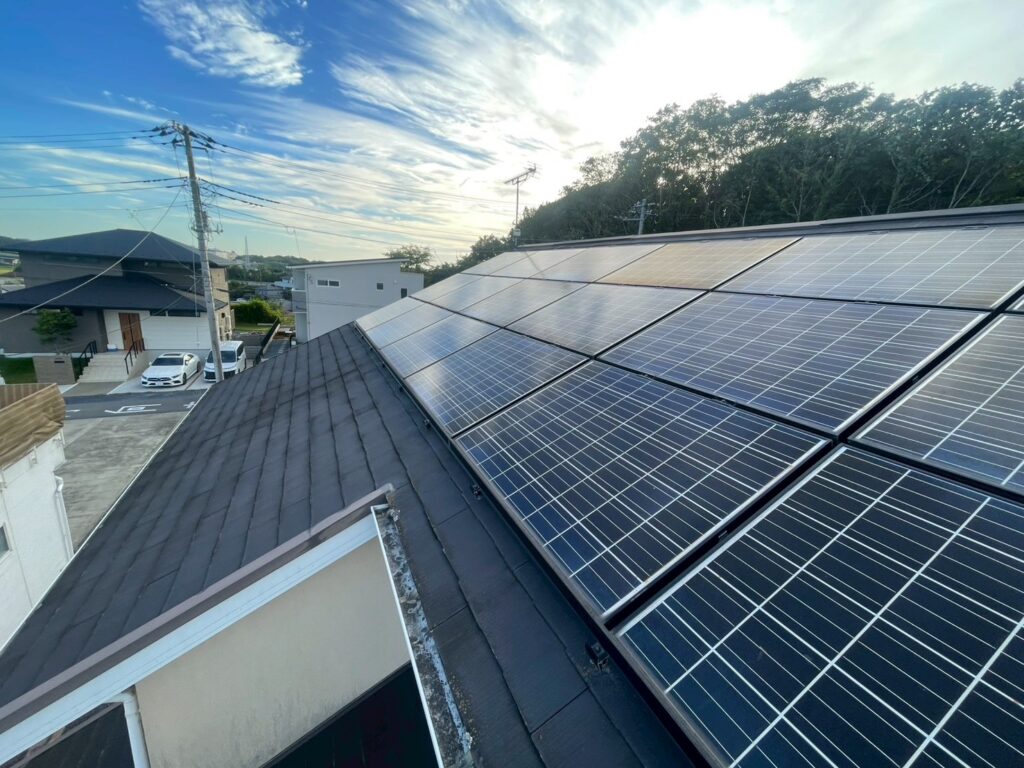 屋根は経年により塗膜の劣化が進み、全体的に色褪せが見られる状態でした。