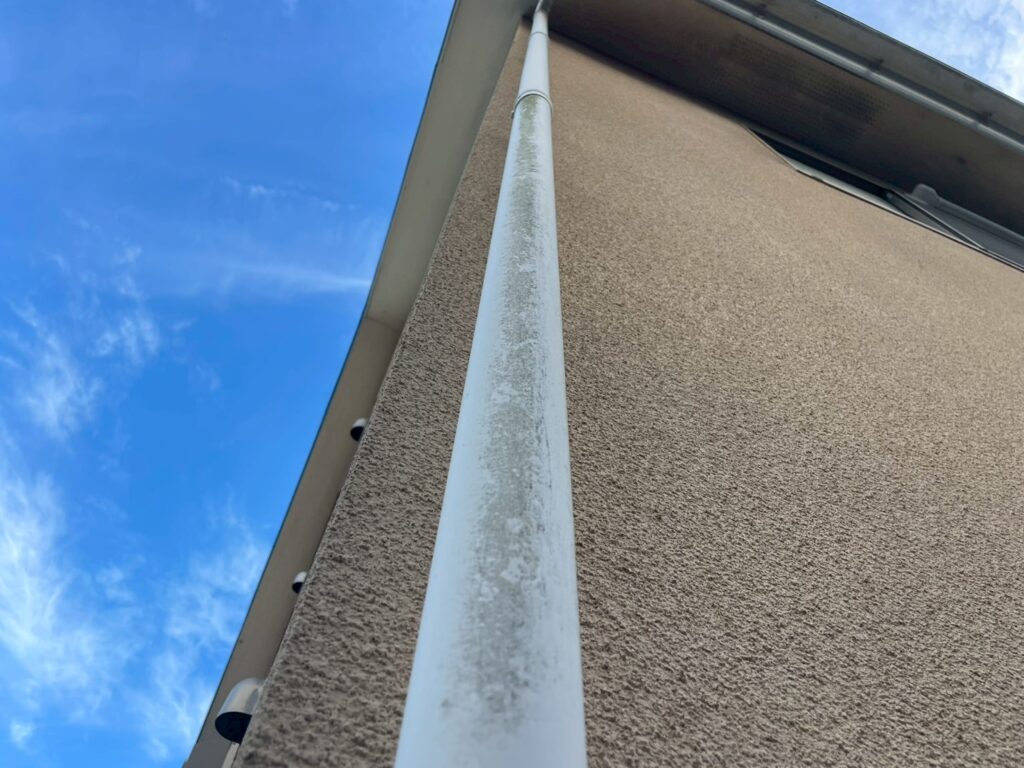 雨樋も経年劣化で表面のコーティングが剥がれて汚れや黒ずみの発生が見られます。