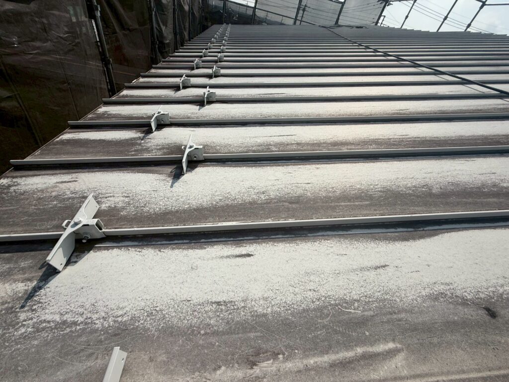 屋根の雪止めです。このような金具も塗装が劣化しているので、塗り替えが必要でした。