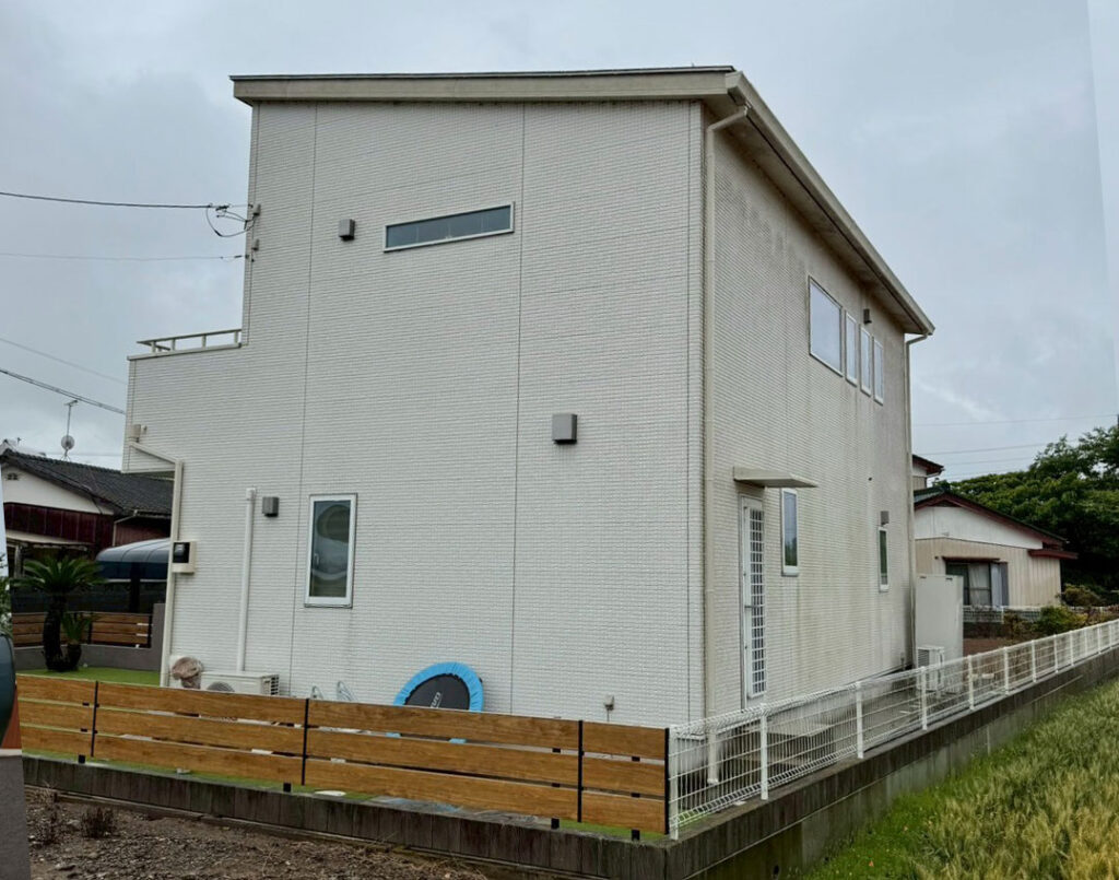 背面全体も雨だれや苔で汚れています。外観が白いため、黒ずみが目立っていました。