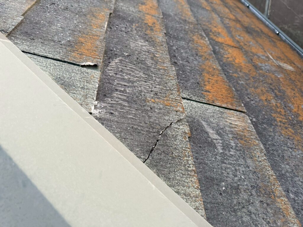 屋根にひび割れが起きている個所もありました。雨漏りはこういった隙間から発生します。