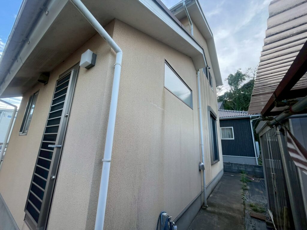 塗膜が剥がれて汚れが定着しやすくなったため、雨だれができています。