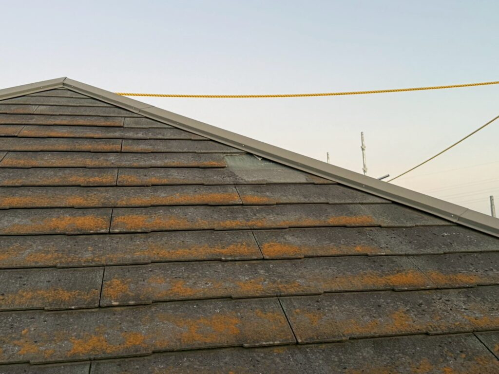 ノンアスベスト屋根は経年劣化で脆くなり、塗膜が剥がれやすいので、塗装に不向きです。