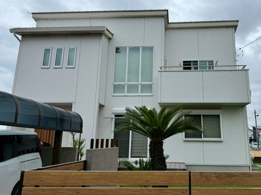 軒天、鼻隠し、雨樋といった付帯部にも汚れや黒ずみができていることが分かります。