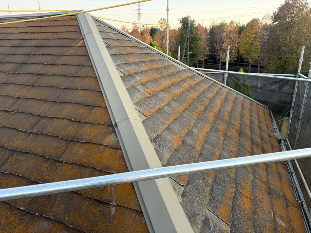 こちらのお家では古いスレート屋根によく見られるノンアスベスト屋根が使われていました。