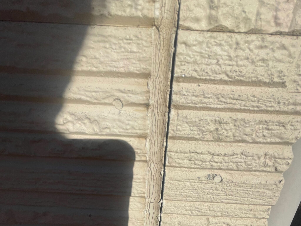 コーキングも劣化してひび割れしています。隙間ができているため、雨漏りの危険があります。