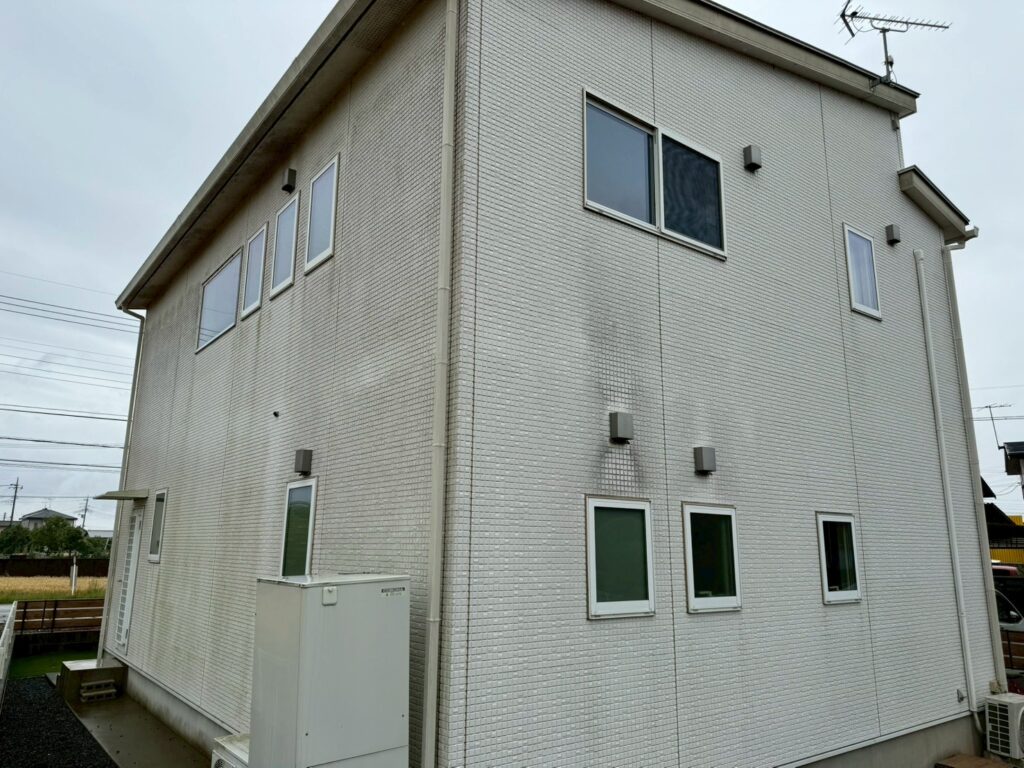 家の背面や側面の方が汚れが目立ちました。換気フードの周りは黒ずみが特に目立ちました。