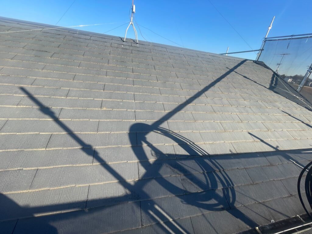 施工前の屋根です。塗膜が劣化して、屋根に直接日光や風雨が当たるようになっています。